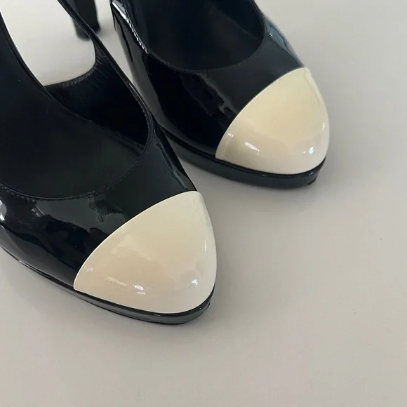 CHANEL VINTAGE Black and white Slingback Patent Pumps - Picture 5 of 7